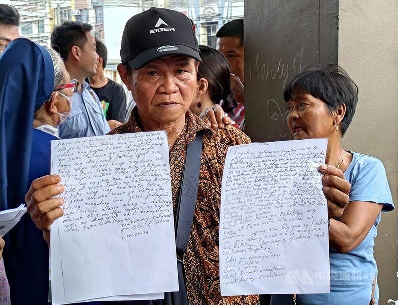 菲律賓籍女子維羅索14年前因攜帶毒品在印尼被捕並判處死刑。她的父母10日透過律師遞交陳情信，懇求印尼總統佐科威給予赦免。圖為維羅索的父親手持給佐科威和菲國總統小馬可仕的陳情信。中央社記者陳妍君馬尼拉攝  113年1月10日