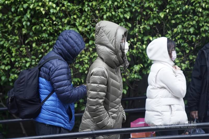 圖為22日上午台北市中正區民眾穿著厚重衣物保暖。中央社記者徐肇昌攝 113年1月22日