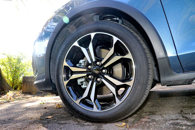 Focus Active Wagon專屬的五幅式鋁圈、配胎尺寸為215/50R1...
