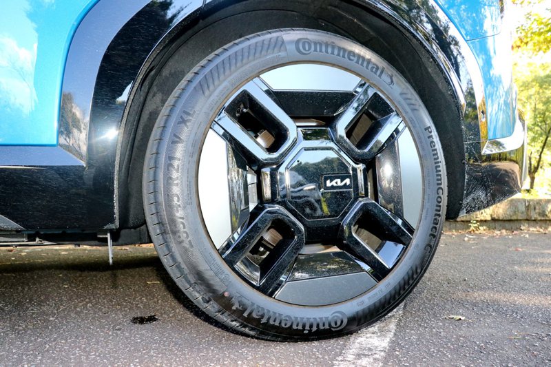EV9 GT-LINE配備21吋充滿特色的輪圈，配胎則是Continental ...