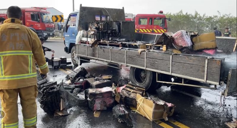 金門31日下午發生一起火燒車事故，一名莊姓駕駛開著一輛貨車載著數十箱「麥卡倫」威...