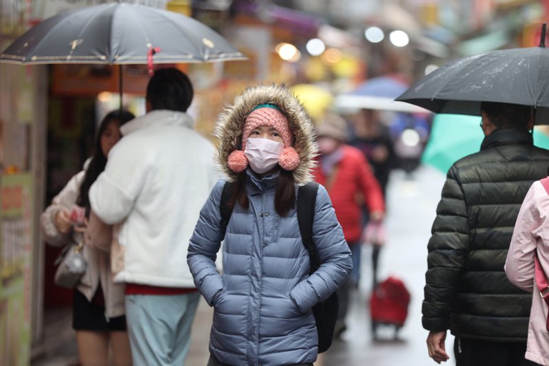 華南雲雨區持續影響，天氣潮濕寒冷，各地有局部短暫雨。記者蘇健忠／攝影