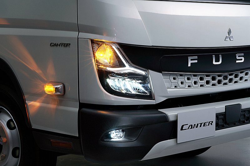新Fuso Canter也將帶有日間型車燈的LED頭燈列入標配。 圖／MFTBC...