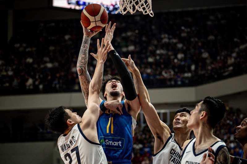 菲律賓218公分中鋒索托（中）強打禁區。圖／取自FIBA官網