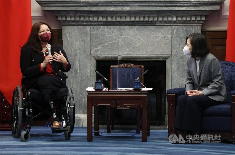 美國參議員達克沃斯（左）2022年疫情期間訪台，總統蔡英文（右）在總統府接見。（中央社檔案照片）