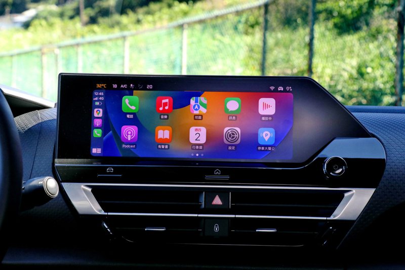 配備無線Apple CarPlay與Android Auto的10吋中央觸控螢幕。 記者陳威任／攝影