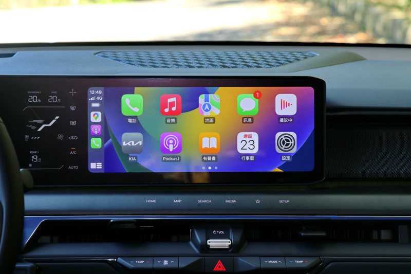 中控螢幕除了搭載無線Apple CarPlay與無線Android Auto外，整體介面也完成全正體中文化。 記者陳威任／攝影