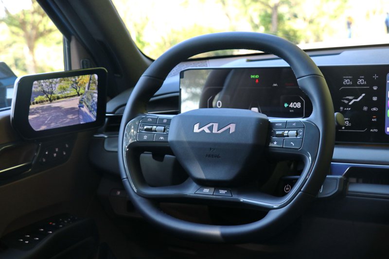 由於試駕車配備電子後視鏡，因此車內A柱左右兩邊7吋OLED螢幕。 記者陳威任／攝影