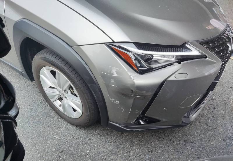 台中市西屯區環中路、朝馬路在今天下午3時許，發生Lexus休旅車與McLaren超跑的事故，兩車的車頭、車身有毀損痕跡。圖／讀者提供