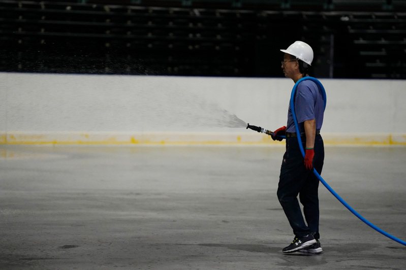 南韓平昌冬奧團隊來台協助製冰。圖／中華民國滑冰協會提供