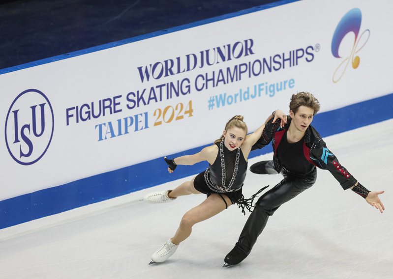 2024年世界青年花式滑冰錦標賽1日持續展開，美國冰舞組合馬爾克洛夫（Artem Markelov）（右）、內塞特（Leah Neset）（左）1日受訪表示，2月29日原本想嘗試珍珠奶茶，可惜不會說珍珠的中文，因此還沒能如願。中央社