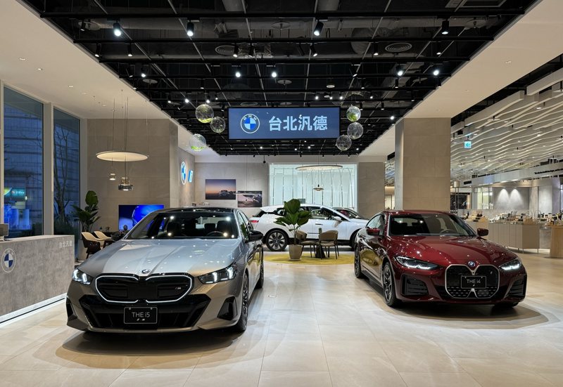 「BMW i純電生活概念店」展出多款最新BMW i純電車款，而眾所期待的全新BMW iX2純電豪華跑旅也將在3月底上市發表後於第一時間同步進駐，讓眾人一睹純電豪華風采。 圖／汎德提供