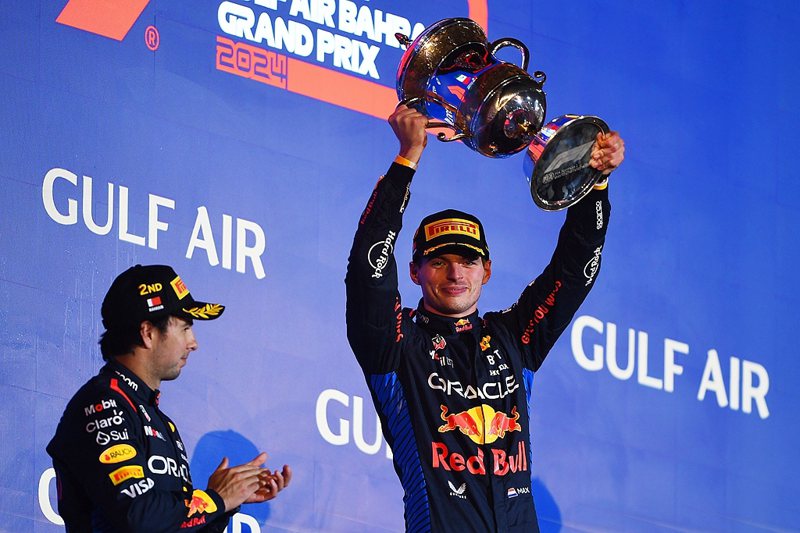 Red Bull車隊車手Max Verstappen（右）奪2024年賽季開幕戰巴林一級方程式大獎賽的冠軍，隊友Sergio Perez（左）也以第二名完賽。 圖／Red Bull提供