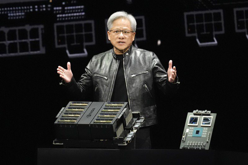 輝達（NVIDIA）執行長黃仁勳19日透露，最新B200晶片要價三、四萬美元，年底開始出貨。 美聯社