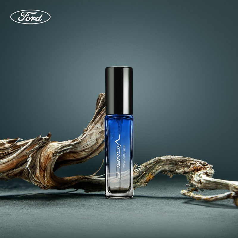 調香師此次客製出與Vignale匹配的「雋雅之韻」專屬香水，藉由香氛的魔幻魅力，不僅大方呈現沉穩內斂的奢華感，更彷彿置身在地中海的遼闊舒心。 圖／福特六和提供