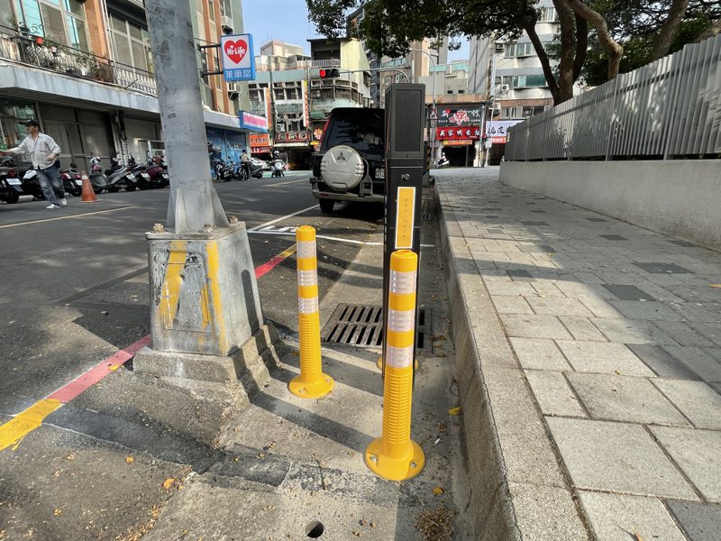 新竹市興學街的智慧停車柱設在路旁，車柱旁還有黃色防撞桿團團「包圍」。記者張裕珍／攝影